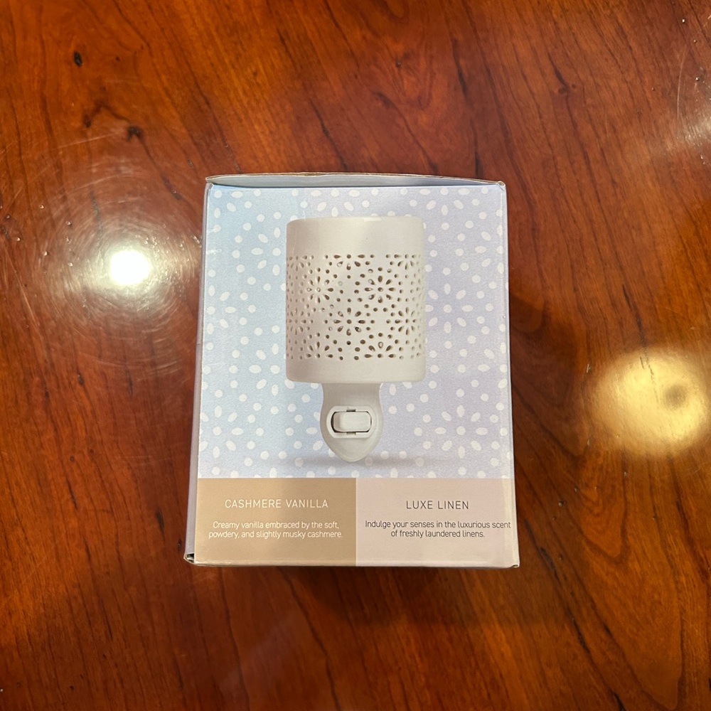 Bluzen Ceramic Plug-In Oil Diffuser - Picture 3 of 4
